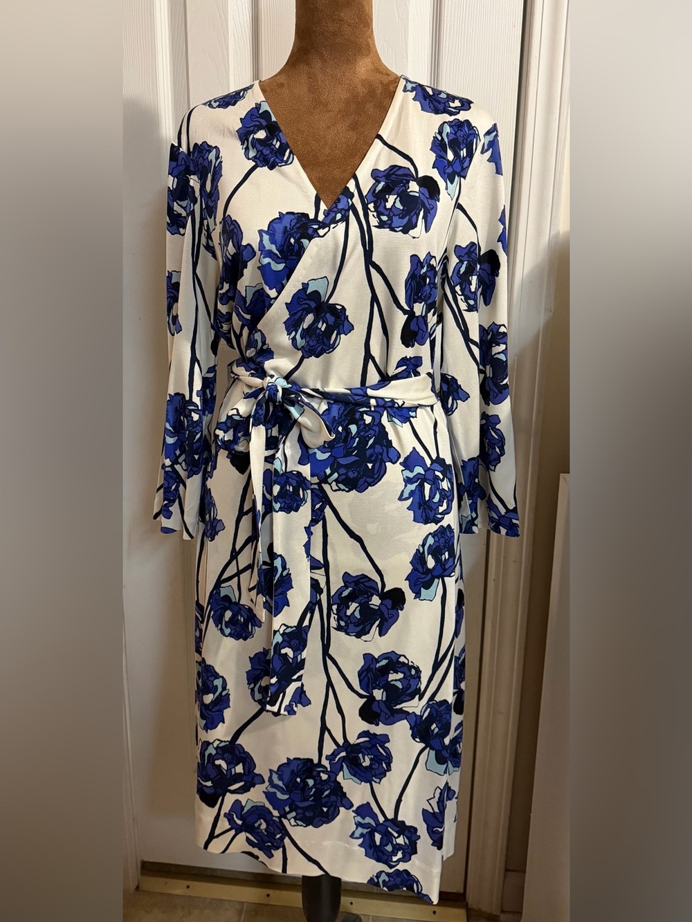 DVF Julian Two 100% Silk Jersey Wrap in Watercolor Floral, Ivory. Size Large